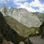 King's Canyon Scenic Bayway to kręta, o ograniczonej widoczności droga, wymagająca od kierowcy dużej koncentracji