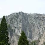 Granitowe formacje skalne otaczające dolinę Yosemite wywierają na zwiedzającym dyżą impresję.